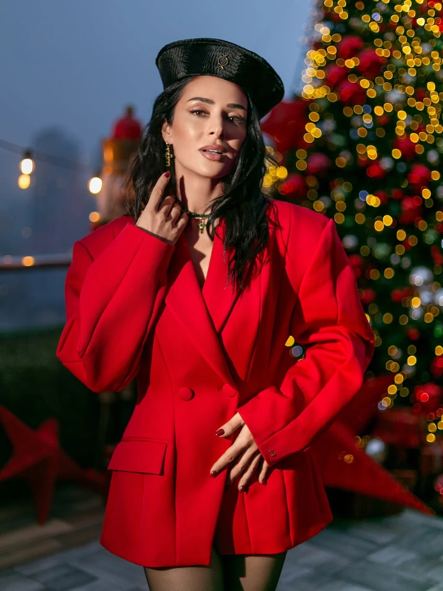 Злата Огнєвіч попозувала у червоному міні біля ялинки