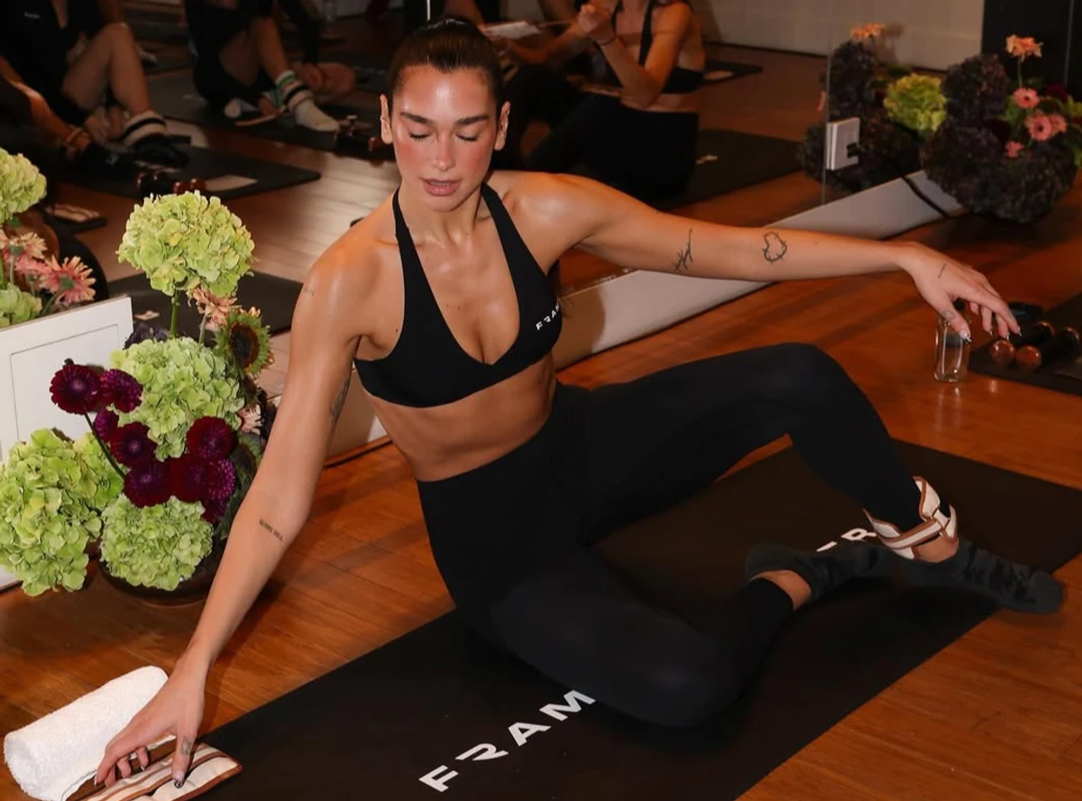 Дуа Ліпа позаймалася йогою в лосинах