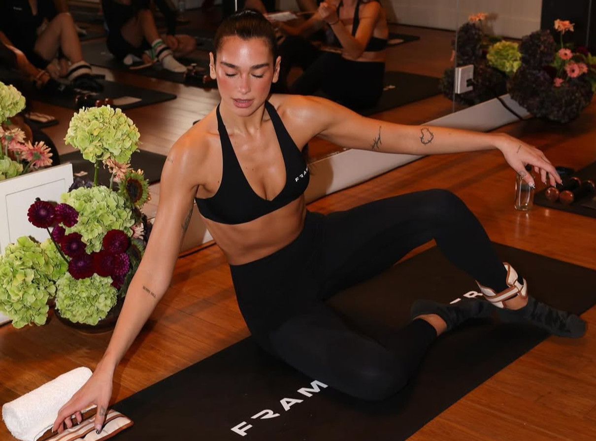 Дуа Ліпа позаймалася йогою в лосинах