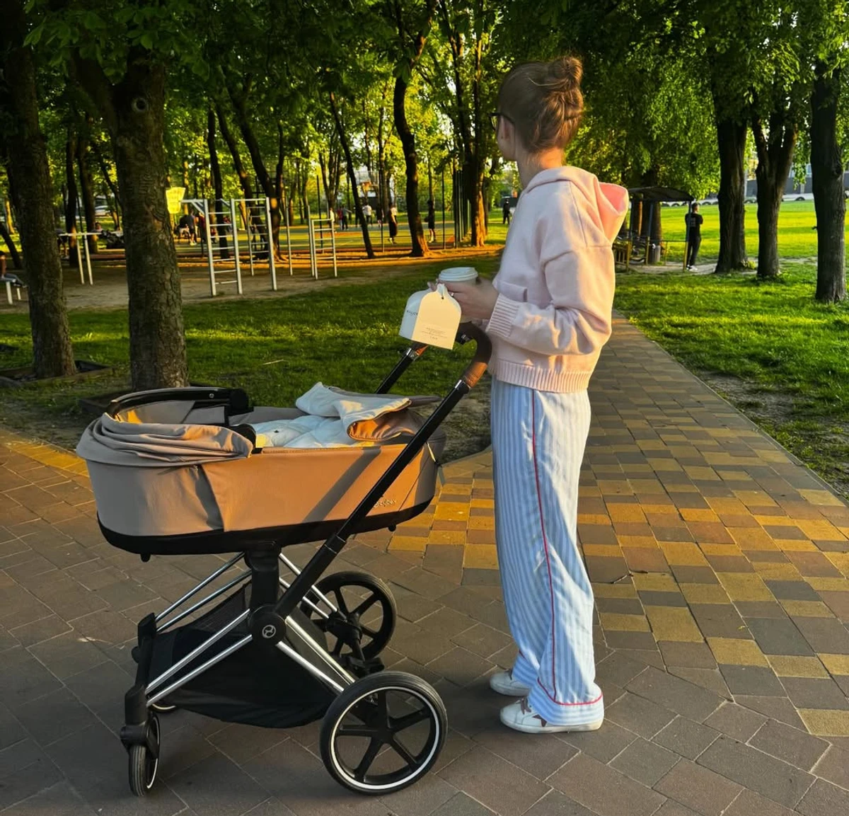 Дружина Остапчука показалася на прогулянці з сином