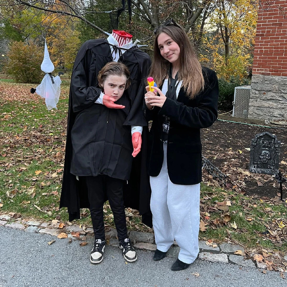 Адріан із сестрою Еллою-Грейс