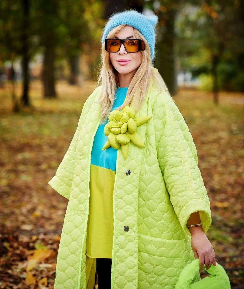 Яскраво-патріотична Ірина на тлі осіннього листя