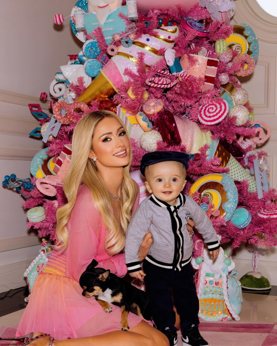 Pink is the new sexy, - мабуть, подумала Хілтон, влаштовуючи фотосет