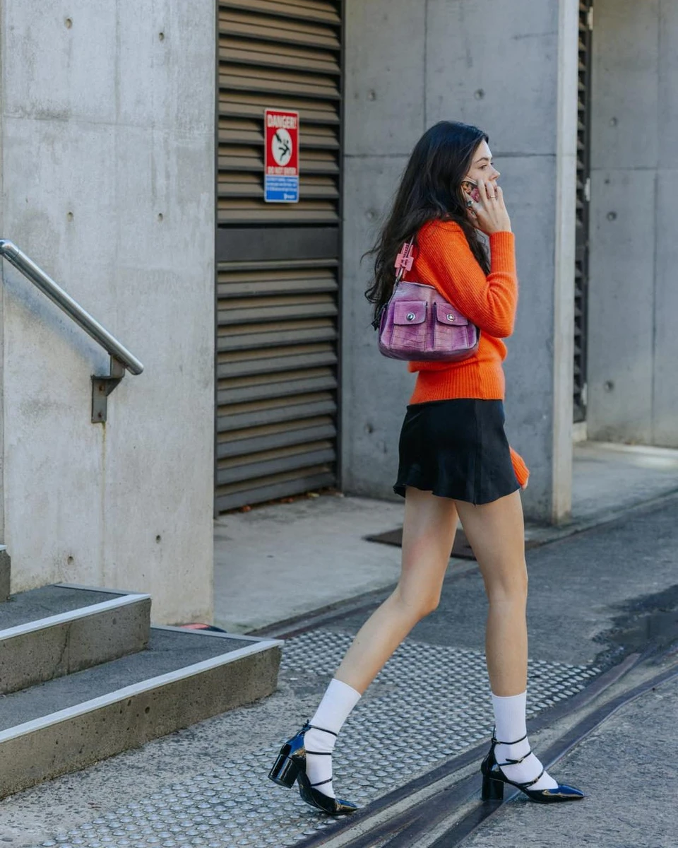 Дівчина у чорній мініспідниці