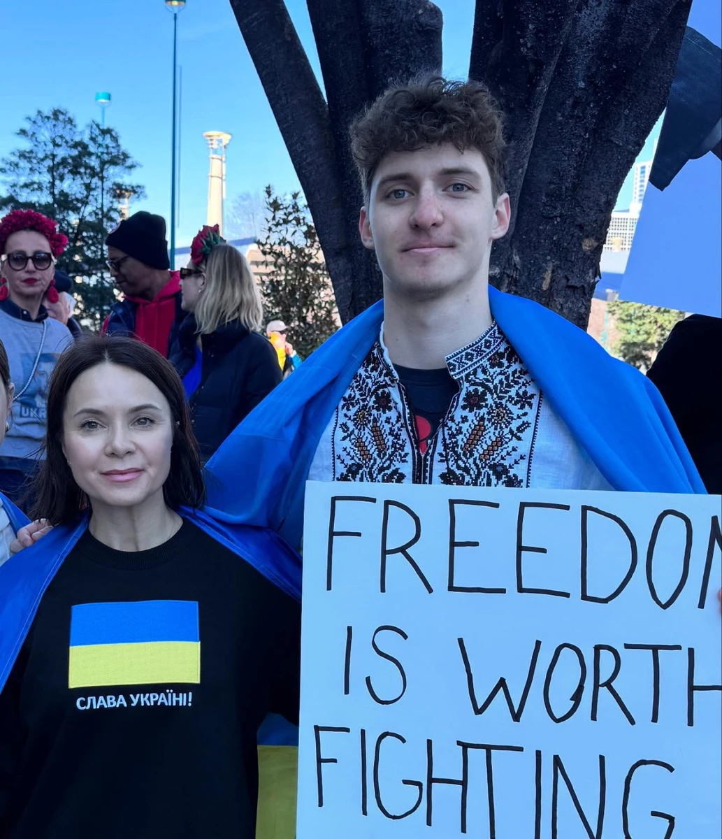 Подкопаєва з сином на мітингу в США