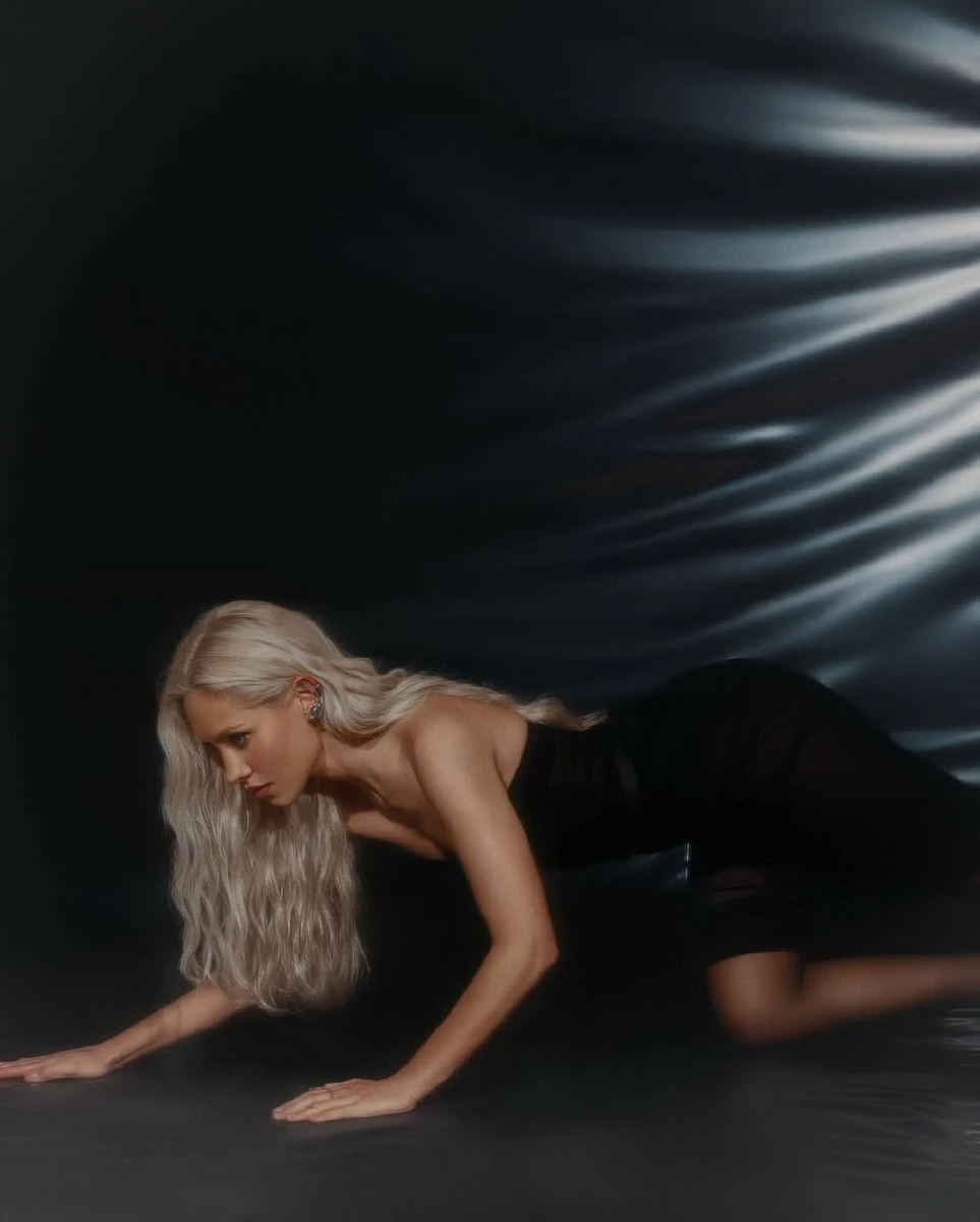 Даша Квіткова на підлозі