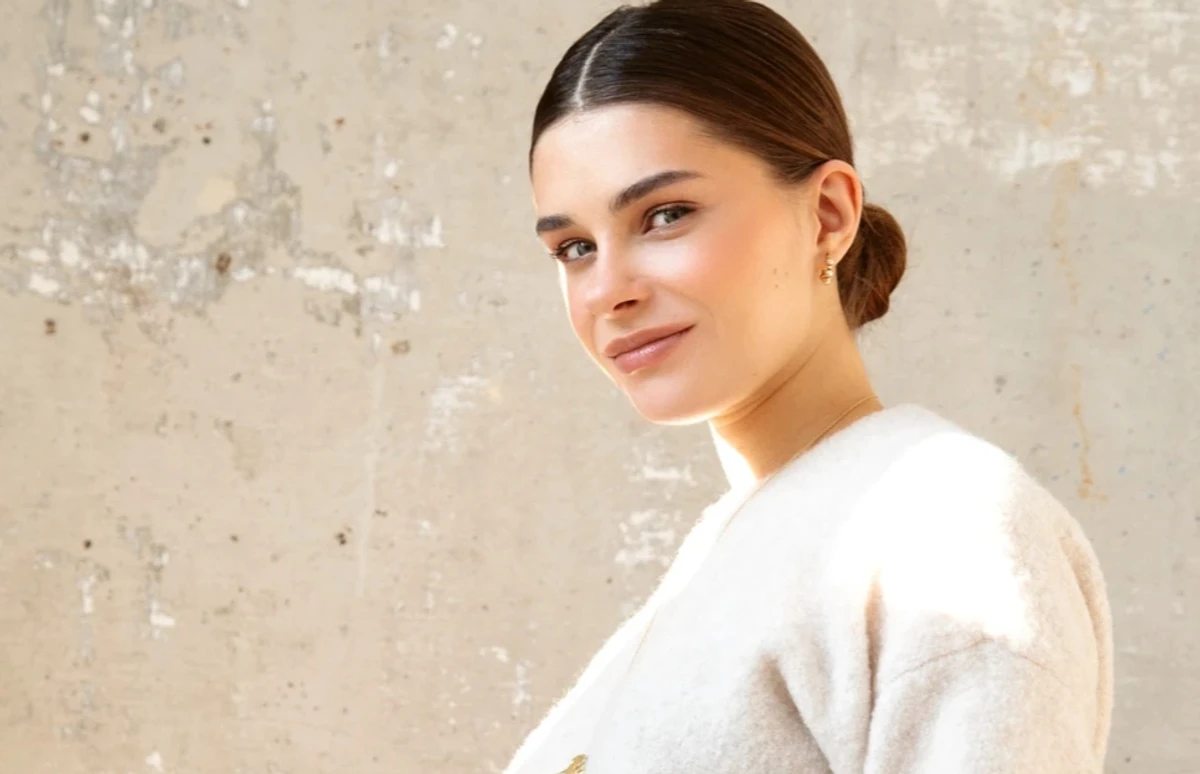 Катерина Остапчук у светрі