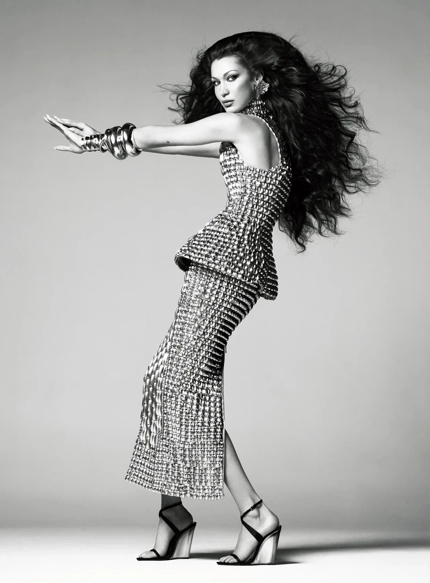 Белла Хадід у блискучій сукні знялася для глянцю