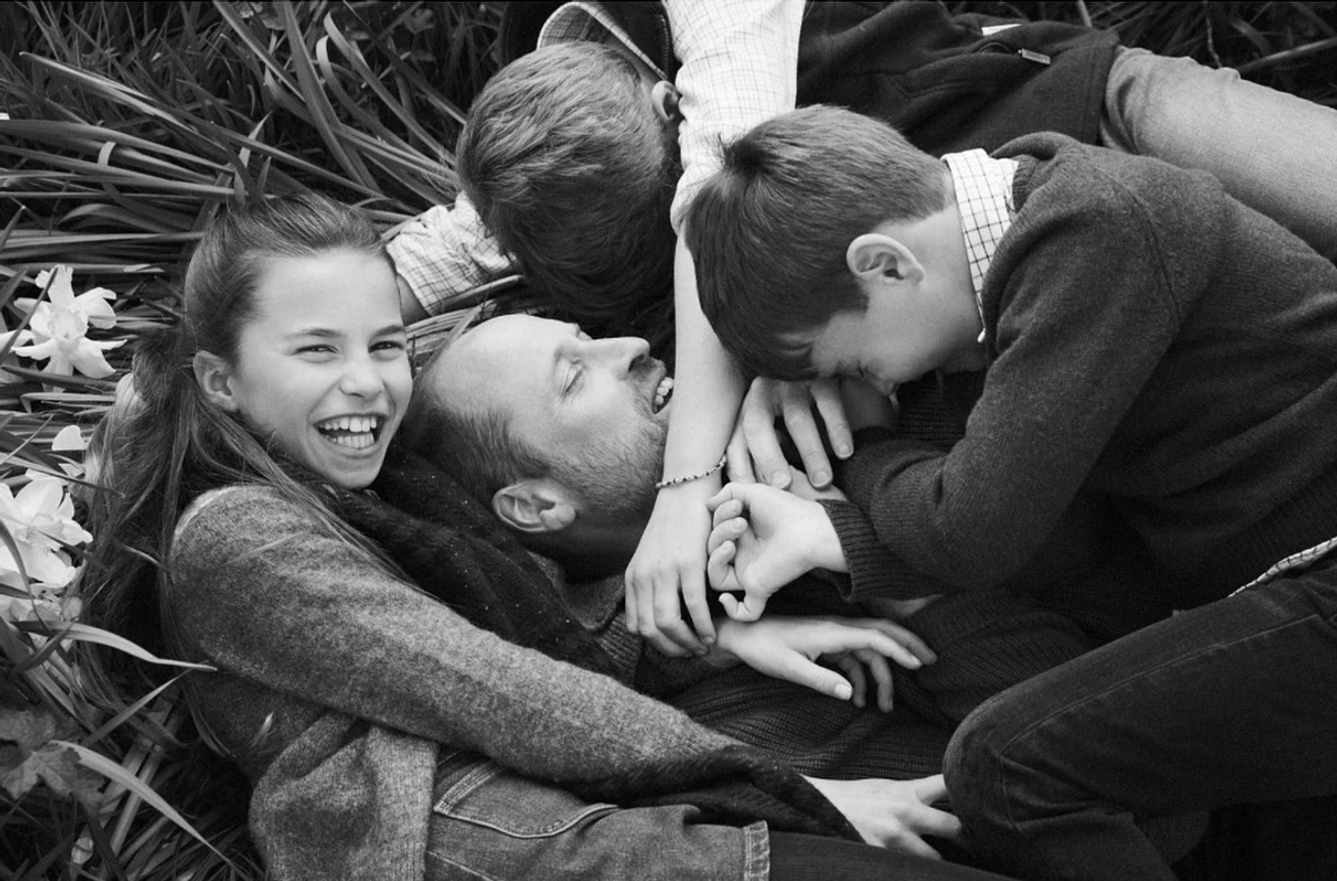 Принц Вільям з дітьми дуркує у траві