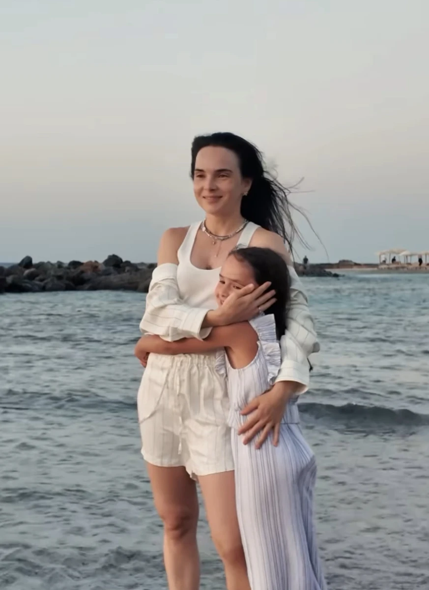 Інна Мірошниченко обійняла 7-річну доньку на пляжі в Греції