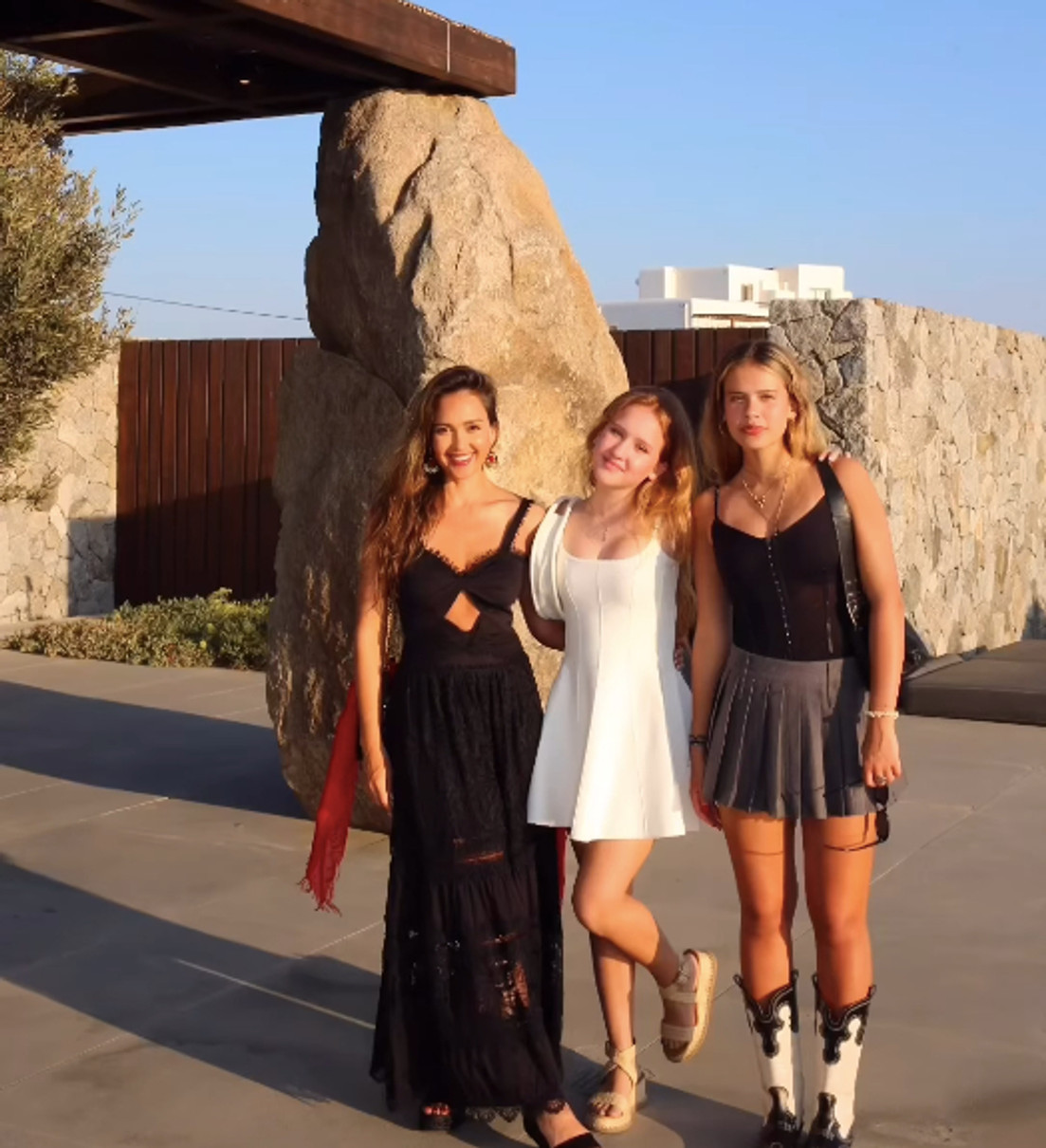 Джессіка Альба похвалилася дорослими дочками у стильних луках