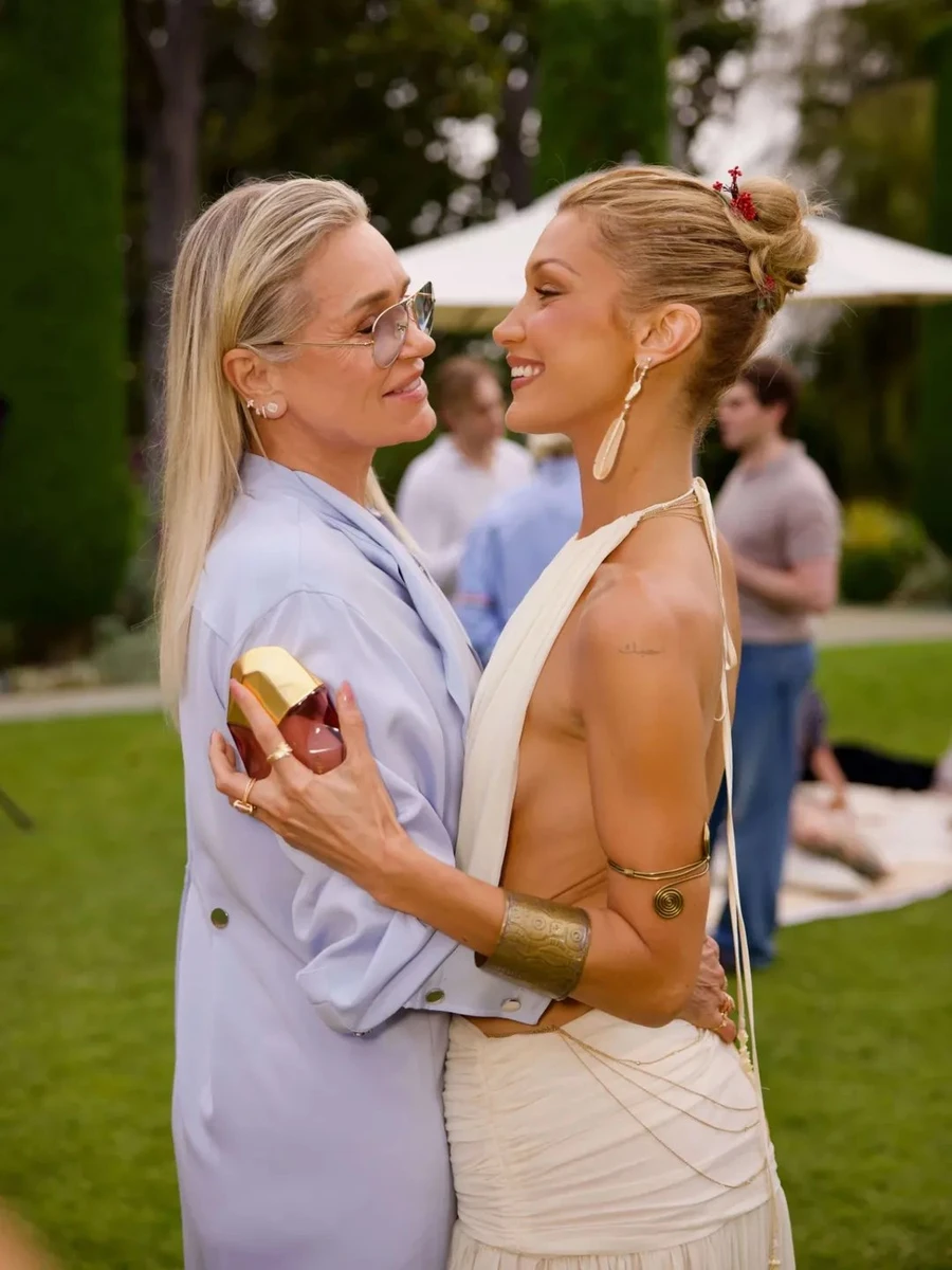 Белла Хадід посвітила голою спиною в обіймах Йоладни Хадід