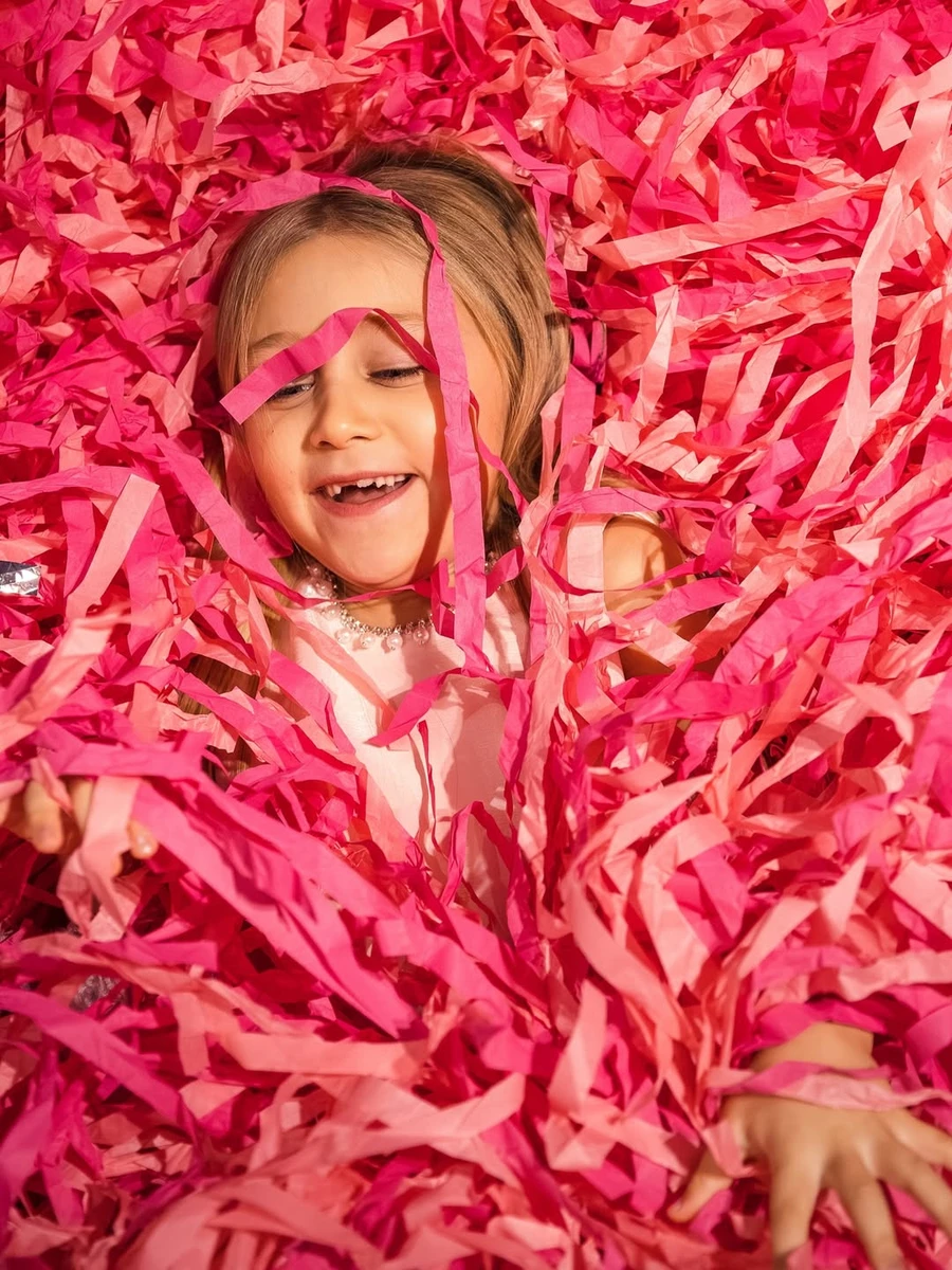 Санта Дімопулос зазнімкувала дочку на 6-річчі серед конфеті