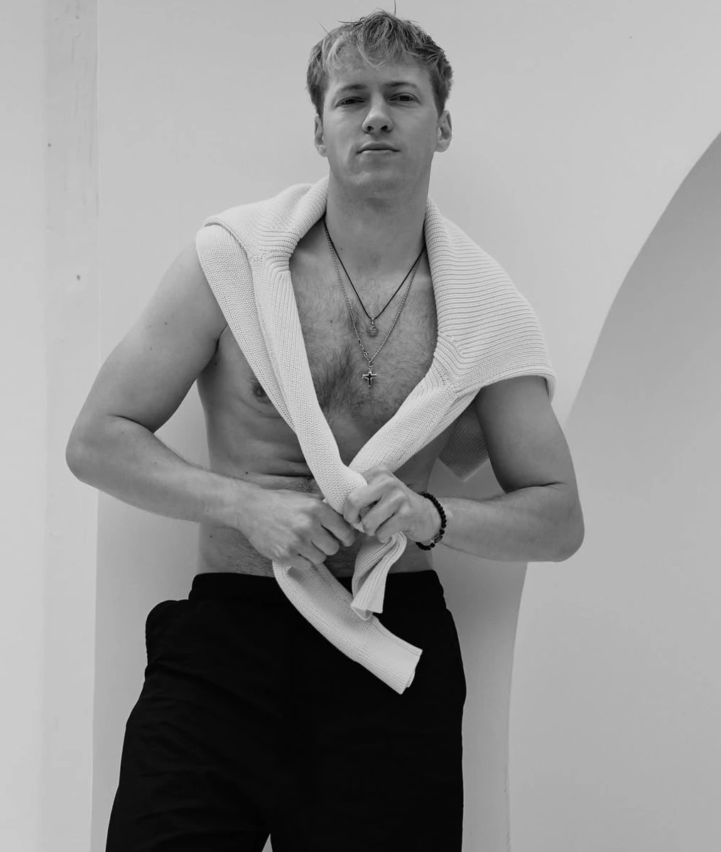 Григорій Бакланов зазнімкувався з голим торсом