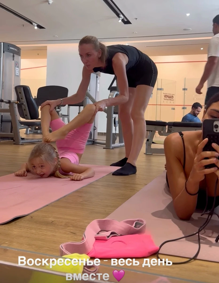Санта Дімопулос показала розтяжку дочки у спортзалі
