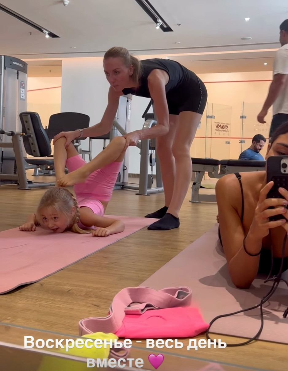 Санта Дімопулос показала розтяжку дочки у спортзалі