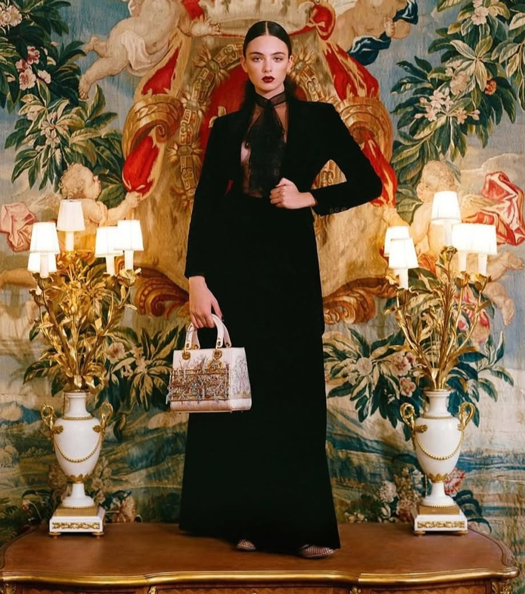 Дева Кассель з декольте ефектно попозувала на столі для журналу