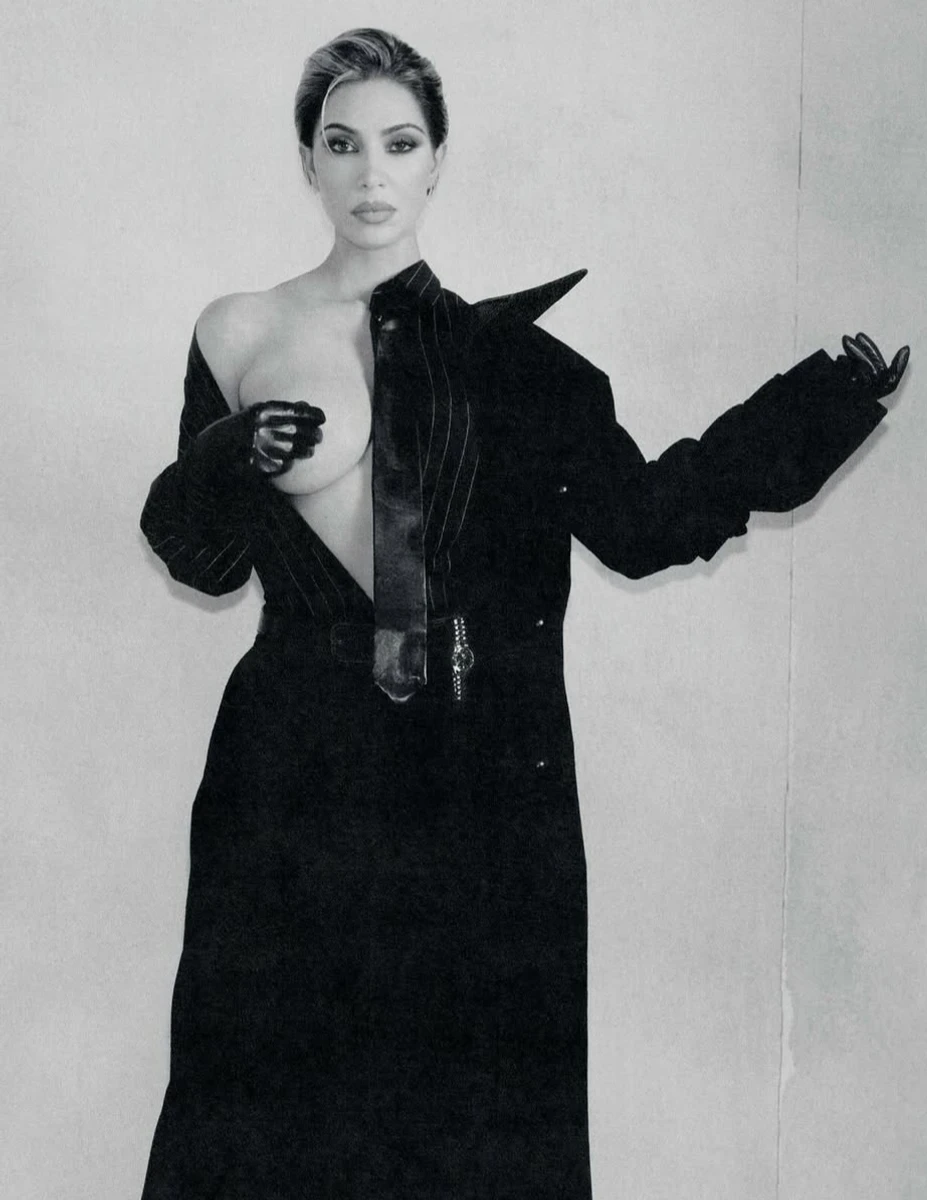 Кім Кардашян прикрила оголені перса для фото в журналі