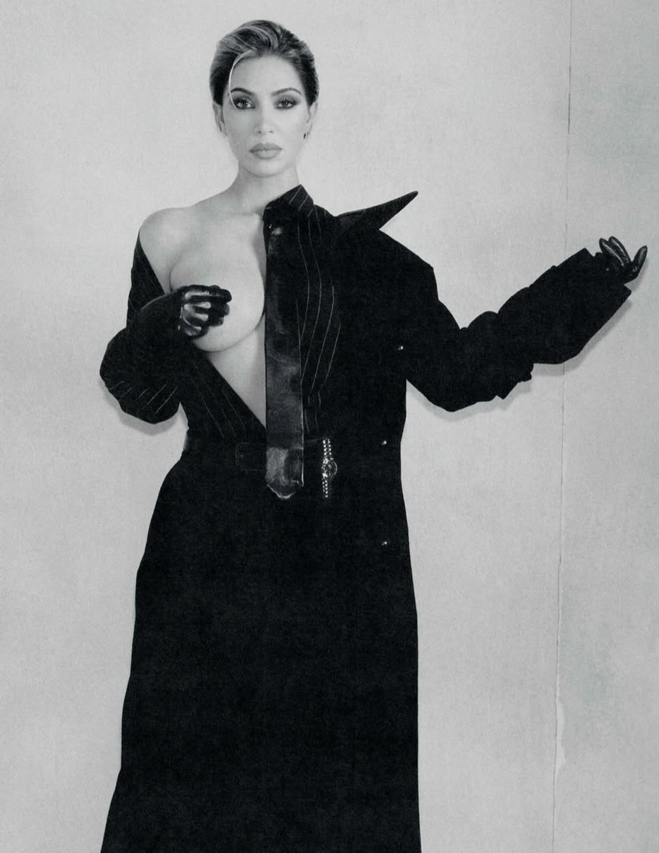 Кім Кардашян прикрила оголені перса для фото в журналі