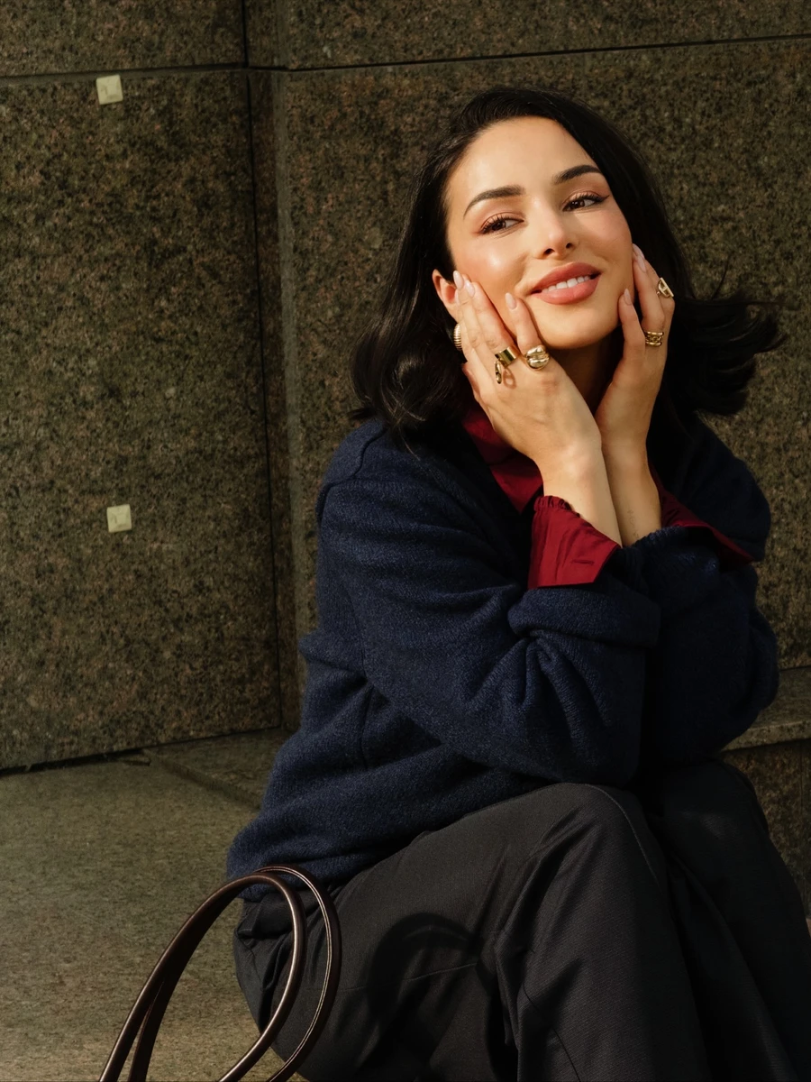 Каблучки, сережки, ланцюжки та іноді браслети - все це можна побачити на Огнєвіч, але без надмірностей 