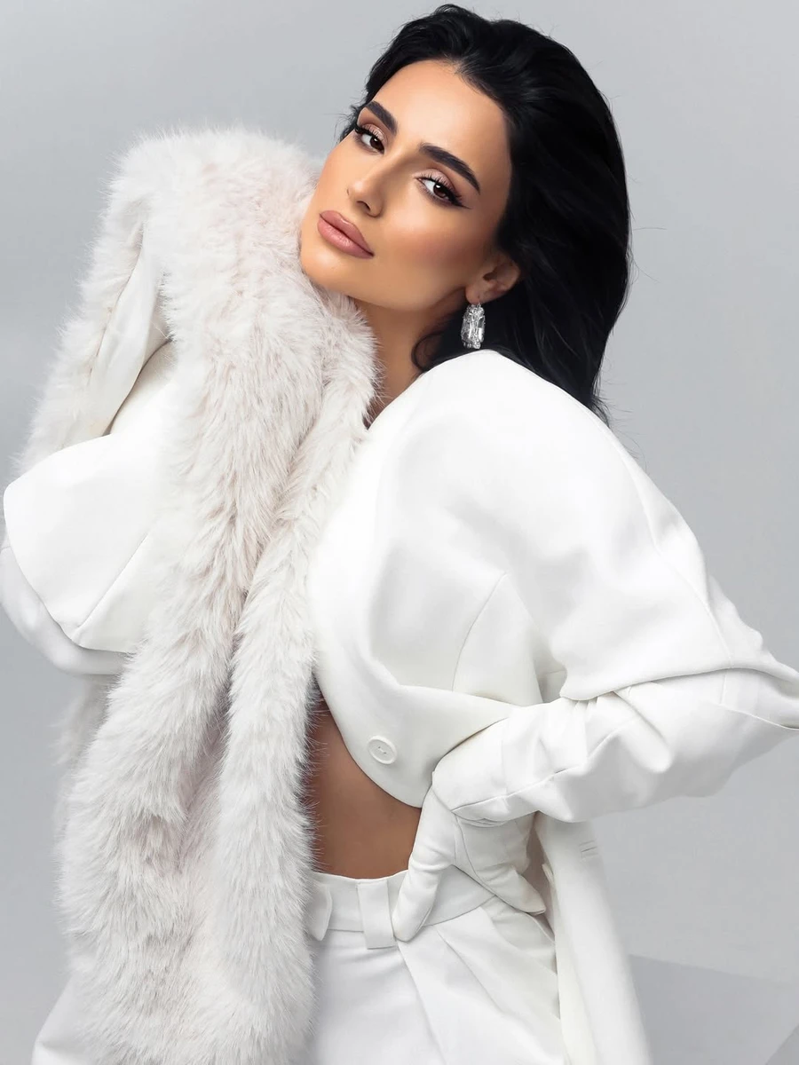 Анна Трінчер у стильному костюмі попозувала для фото