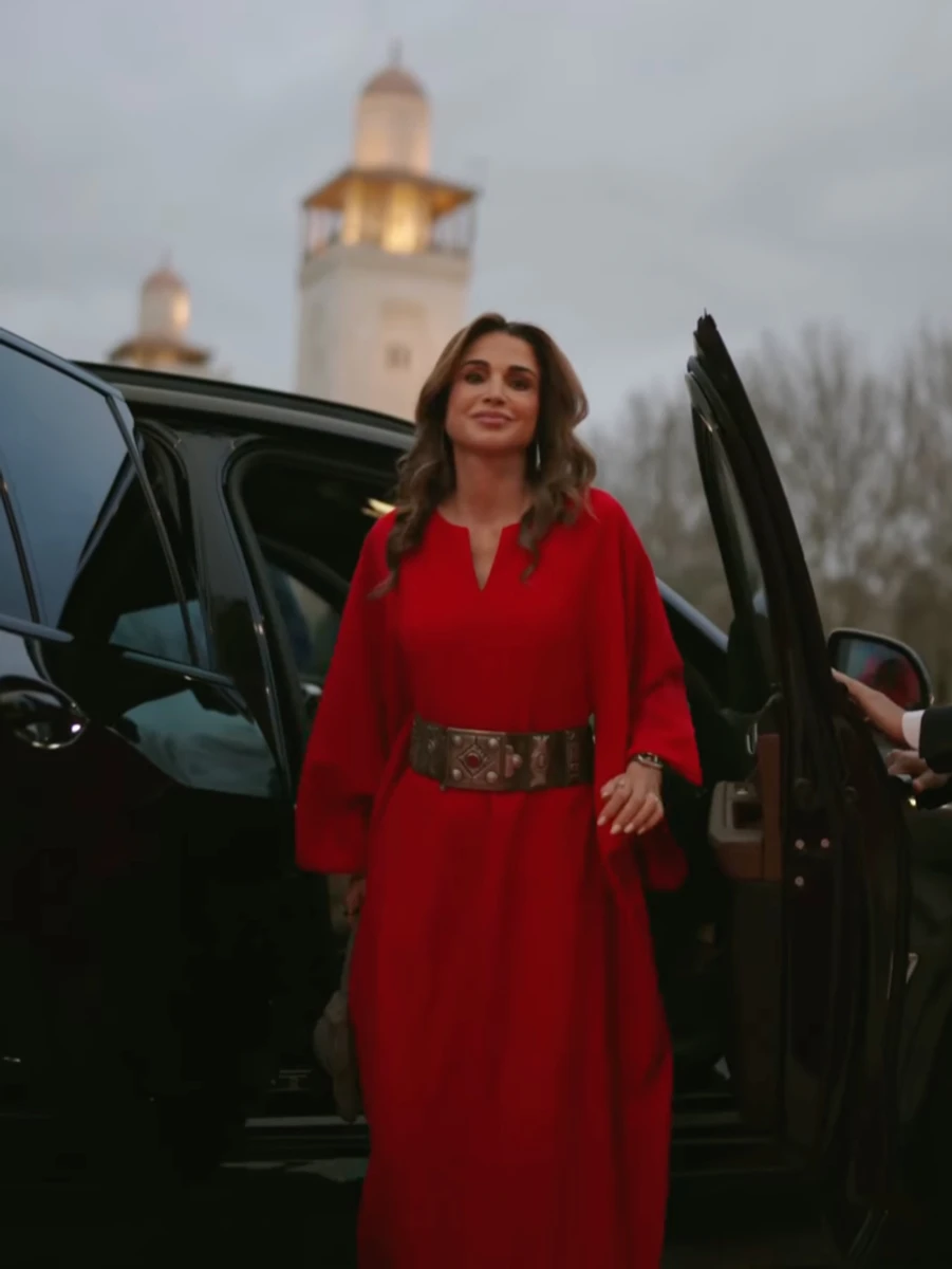 Королева Ранія у яскравому луці поповзла на святі Рамадану