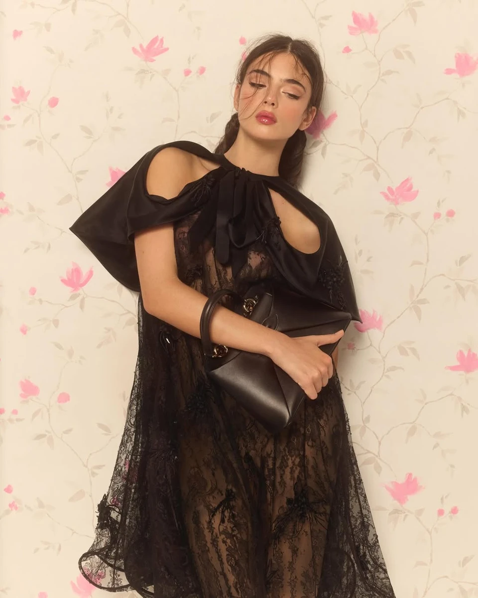 Дева Кассель попозувала для журналу у прозорій сукні