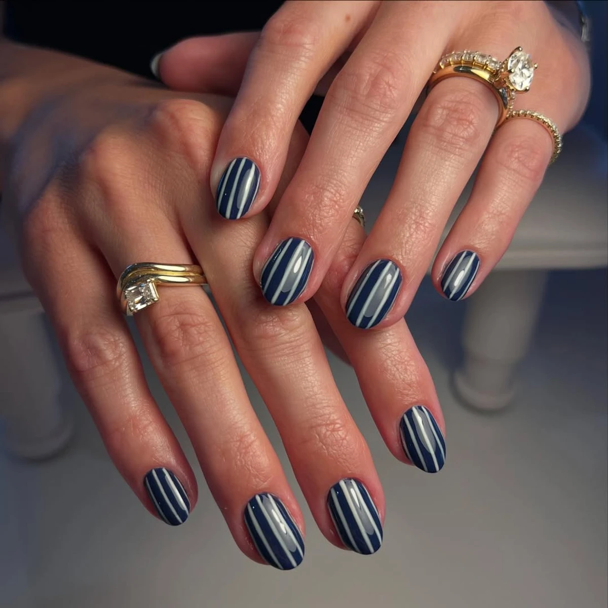 Манікюр зі смугастим дизайном