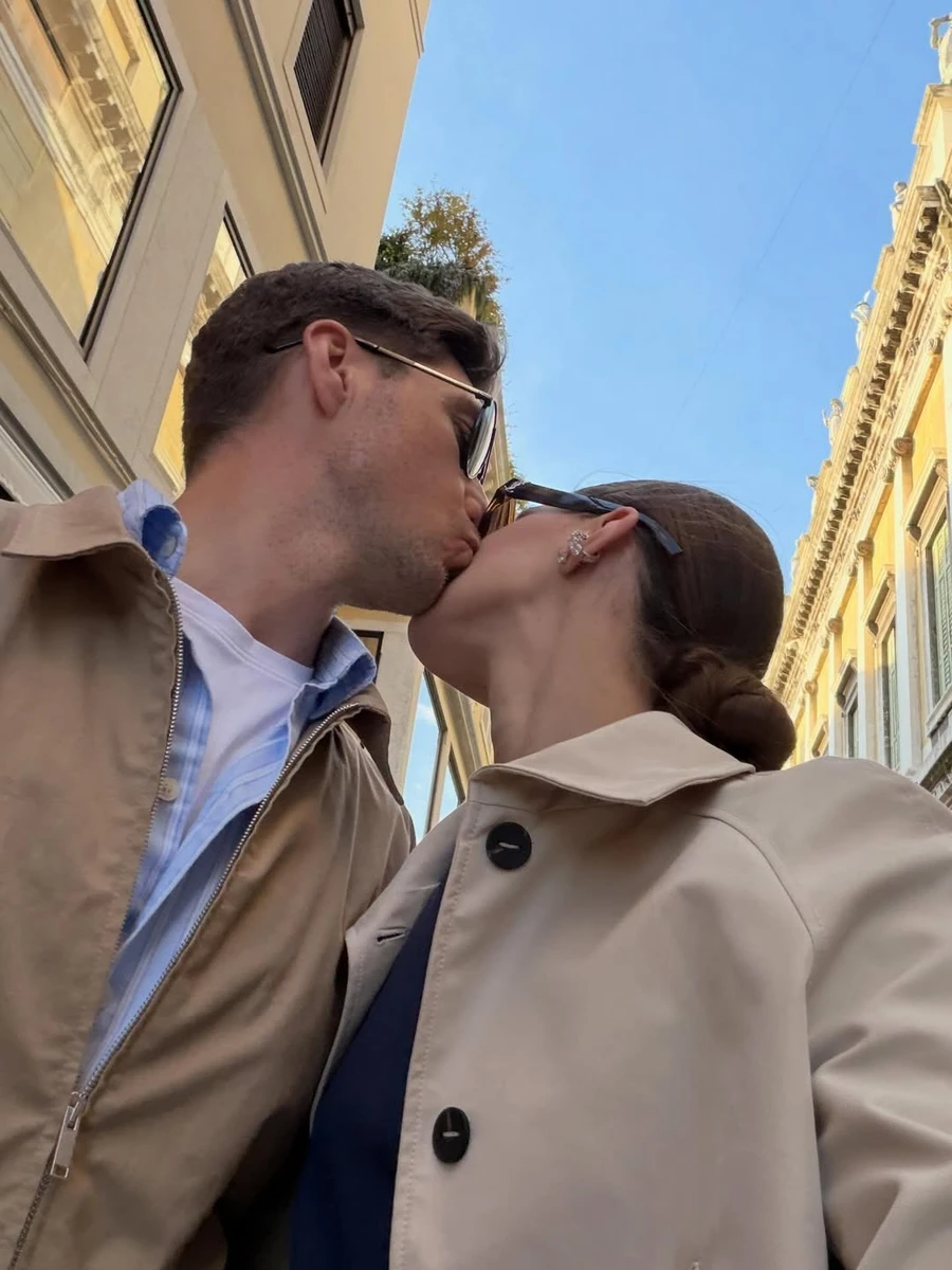 Володимир Остапчук поцілував дружину для фото в Італії