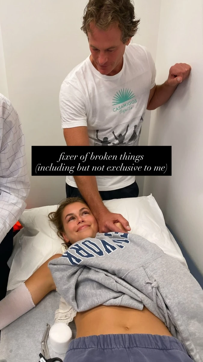 Дочка Сінді Кроуфорд показала фото з татом у лікарні