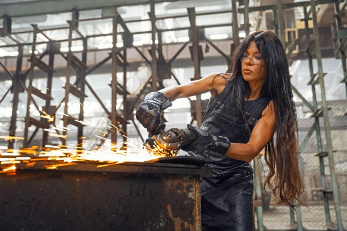 Руслана в новому кліпі символічно кувала собі крила