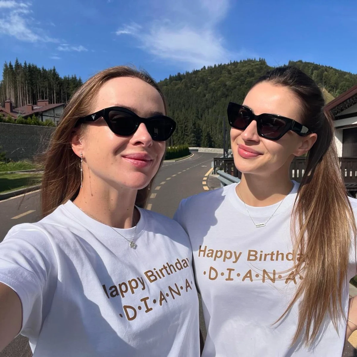 Еліна Світоліна з подругою в Карпатах