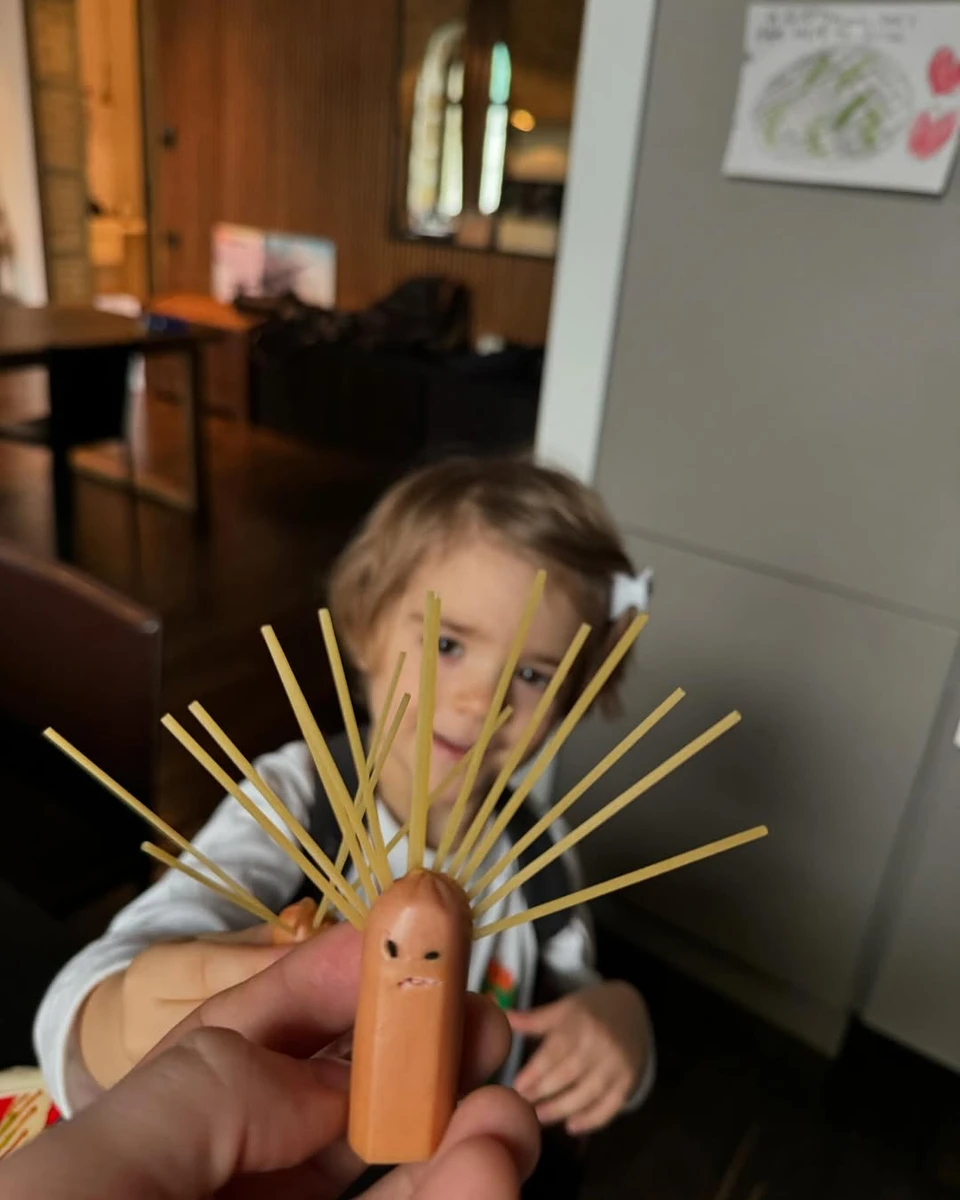 А це креативний сніданок, який Надя якось готувала дітям свого коханого