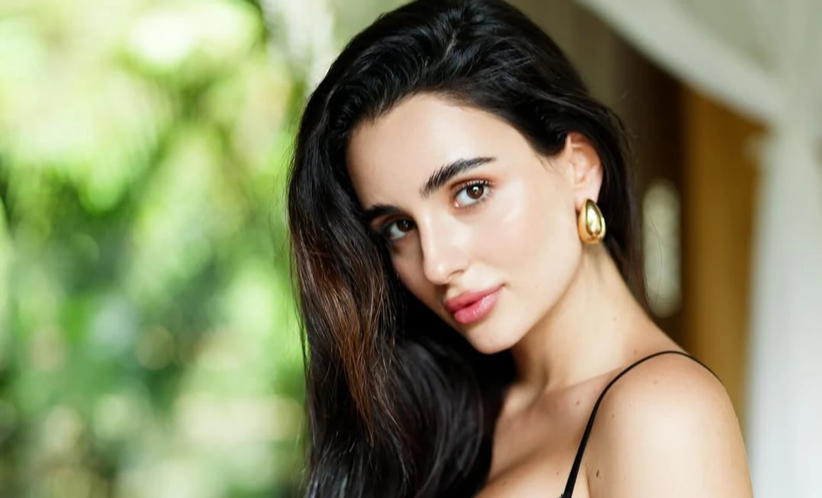 Анна Трінчер позує для фото