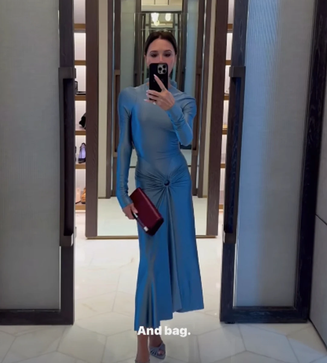 Вікторія Бекхем в обтислому луці покрутилася перед дзеркалом