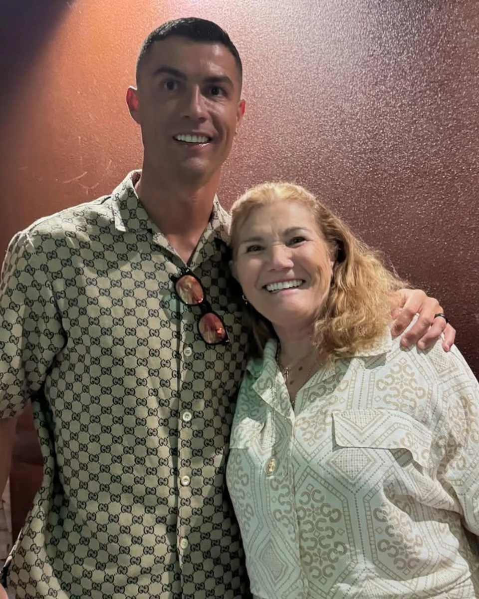 Кріштіану пригорнув до себе маму