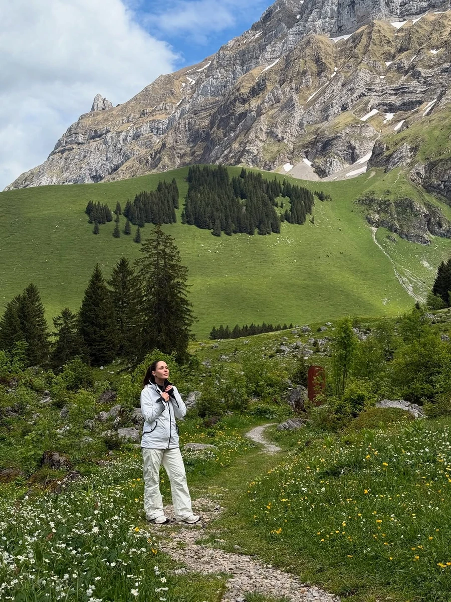 Юлія Саніна у світлому костюмі показалася біля мальовничої гори