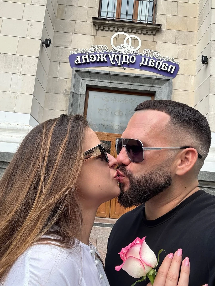 Ярослава Хома цілує свого чоловіка