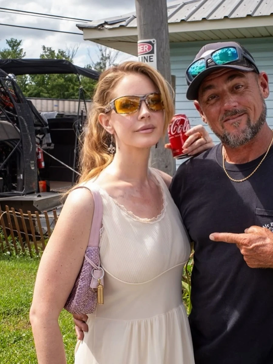 Лана Дель Рей у сукні показалася в обіймах чоловіка