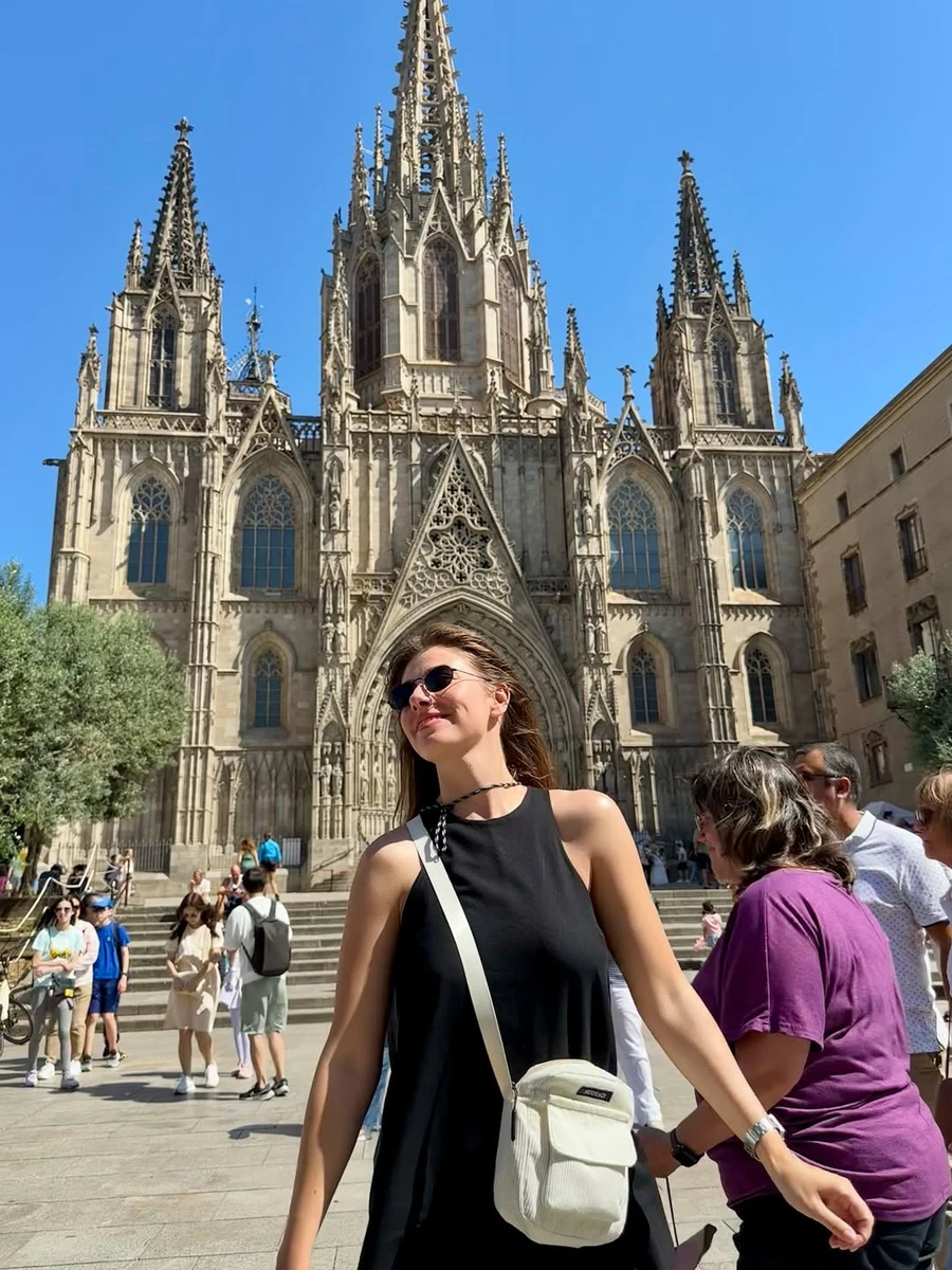 Дар'я Петрожицька у міні прогулялася Барселоною і ефектно попозувала