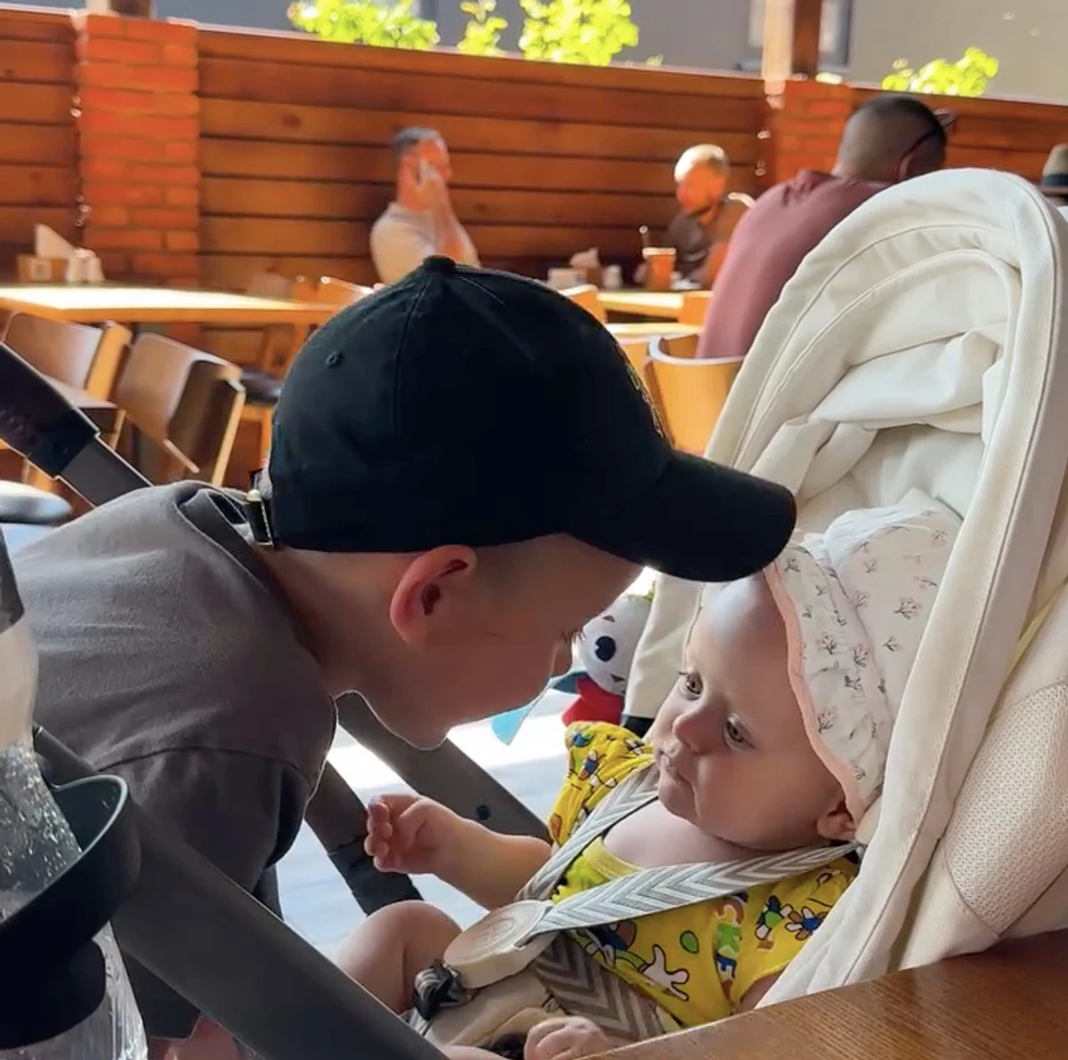 Анна Сагайдачна замилувала, як її син грається з маленькою сестрою