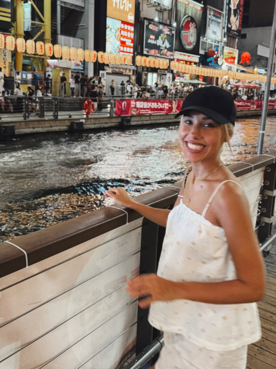 Даша Квіткова у топі мило попозувала в Японії