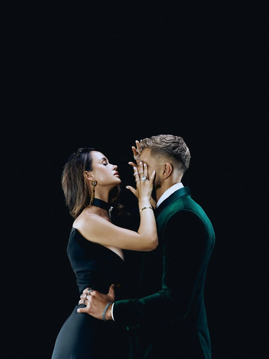 Таня Парфільєва в ошатній сукні поторкалася чоловіка на його 32-річчі