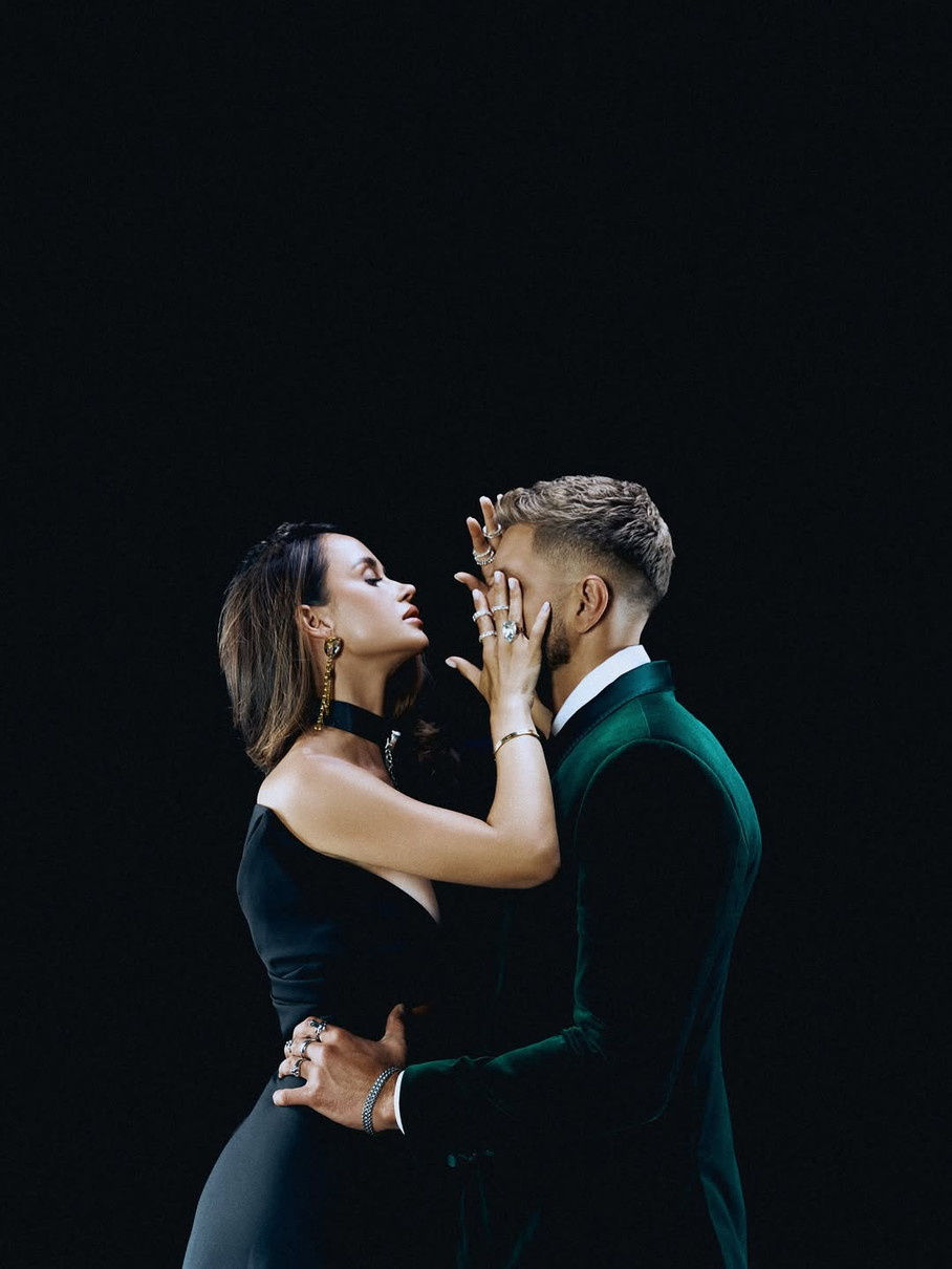 Таня Парфільєва в ошатній сукні поторкалася чоловіка на його 32-річчі