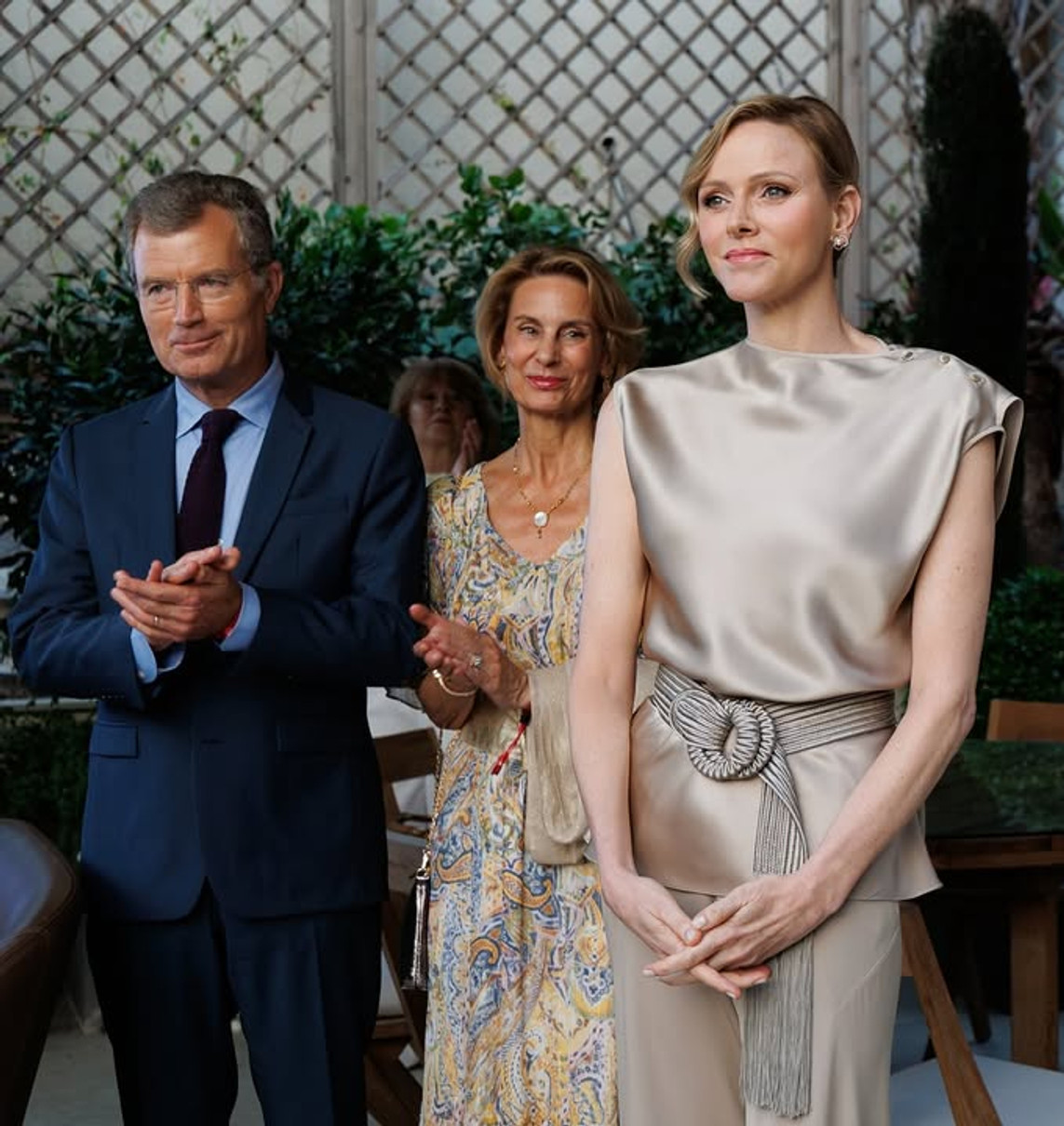 Княгиня Шарлін у перламутровому топі попозувала на заході