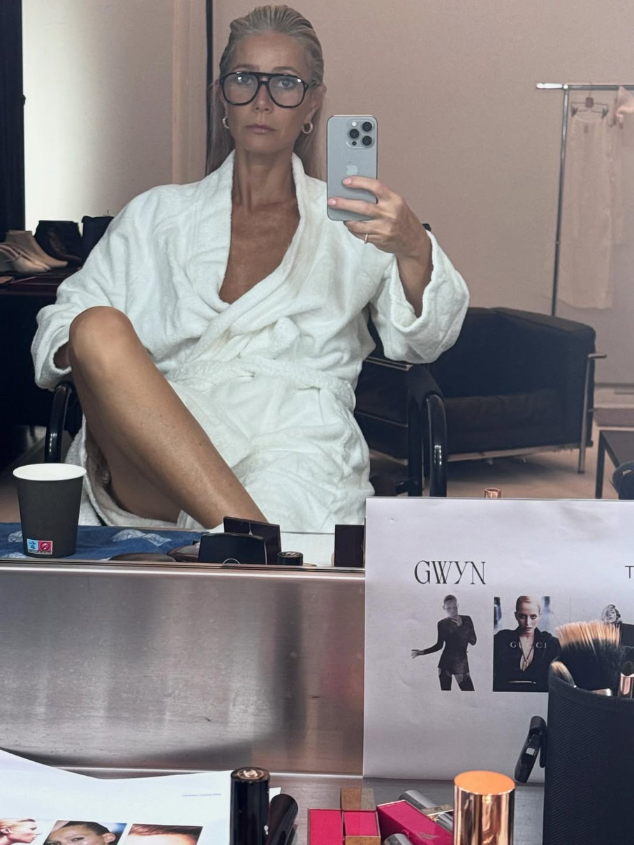 Гвінет Пелтроу блиснула ніжкою у халатику перед дзеркалом