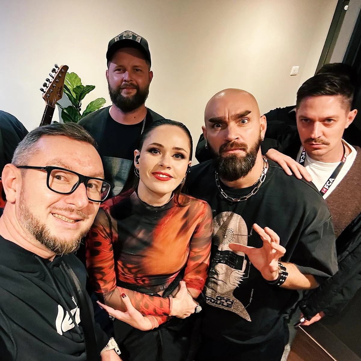 Єгор Кір'янов (крайній праворуч) запевняє, що Вал Бебко і Юлія Саніна винні йому гроші за роботу 