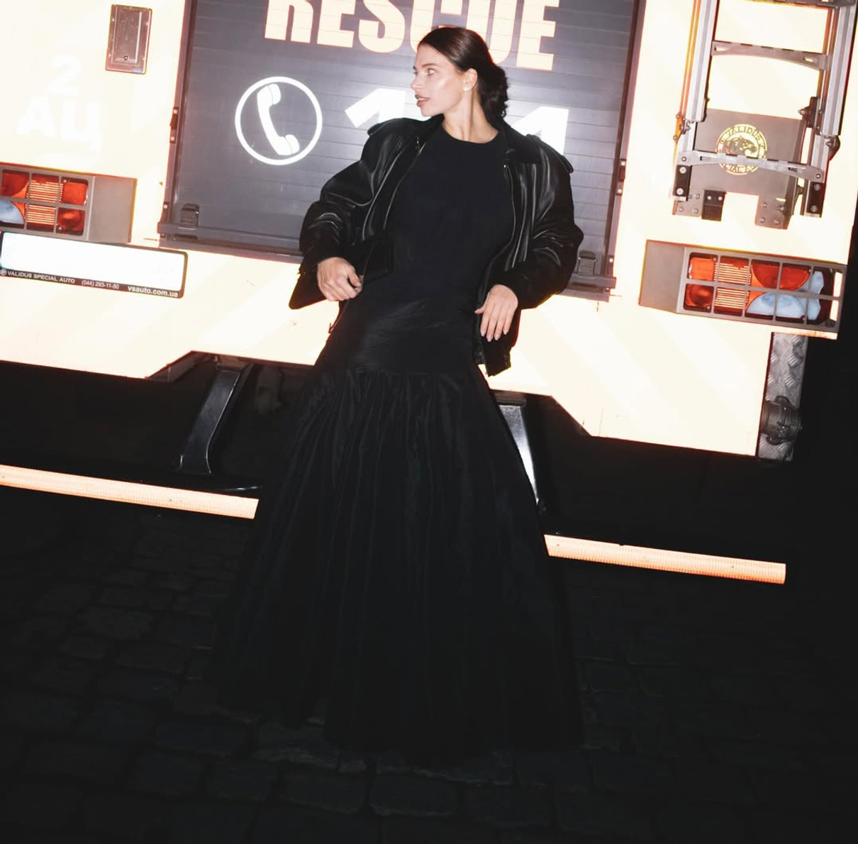 Дружина Олександра Усика в ефектній сукні попозувала на концерті Монатіка