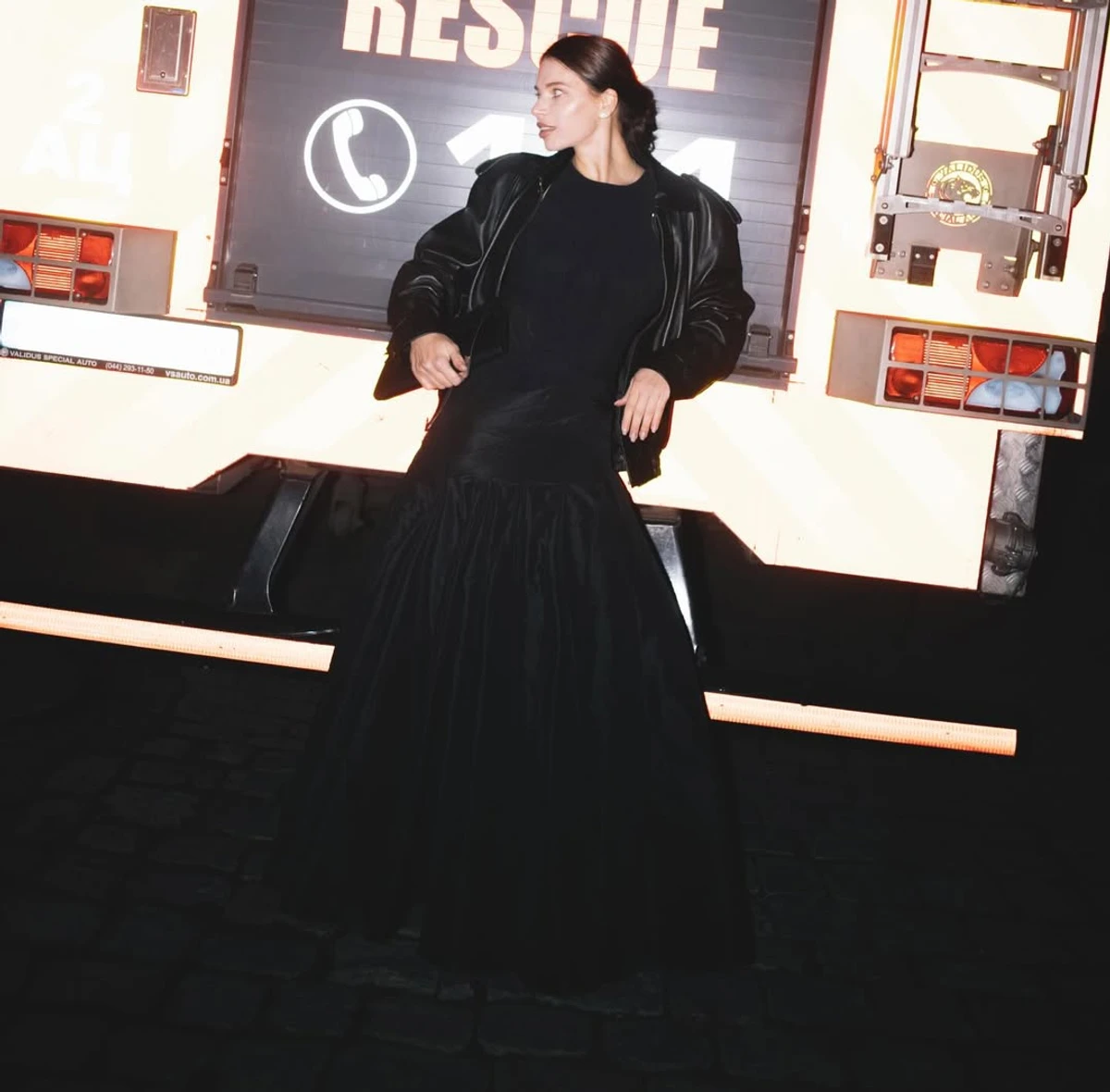 Дружина Олександра Усика в ефектній сукні попозувала на концерті Монатіка