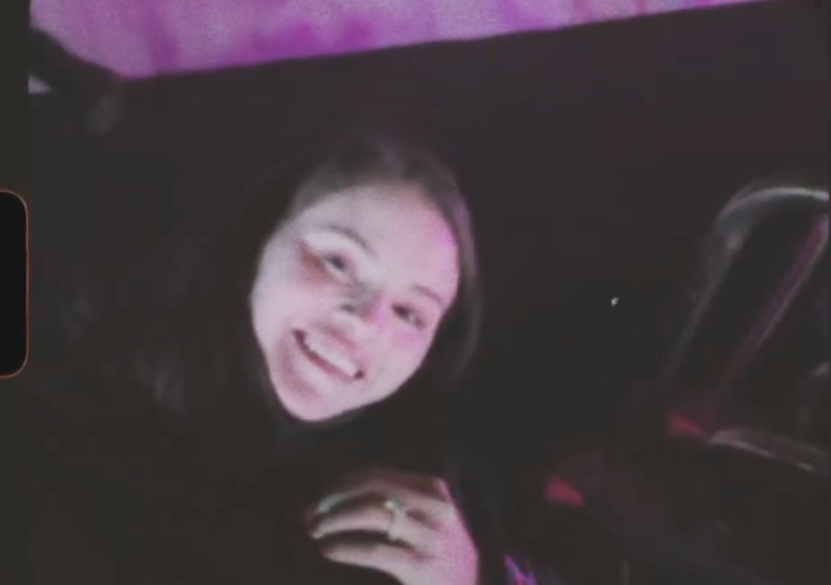 Селена Гомес пораділа зимовим розвагам в парку чоловіком